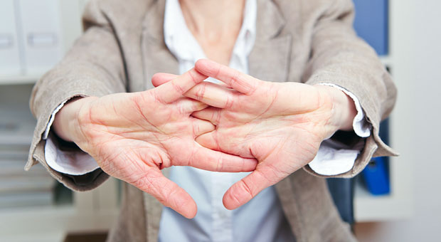Dehnen und strecken: Übungen fürs Büro kosten nicht viel Zeit und aktivieren den Körper.