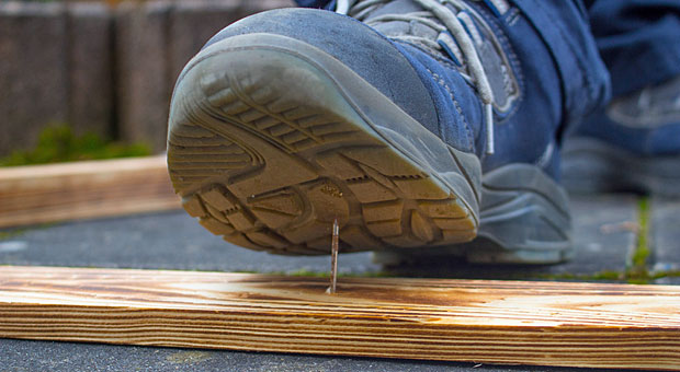 Ein Mitarbeiter tritt im Betrieb in einen Nagel und fällt mehr als drei Tage aus? Als Arbeitgeber muss man diesen Arbeitsunfall melden.