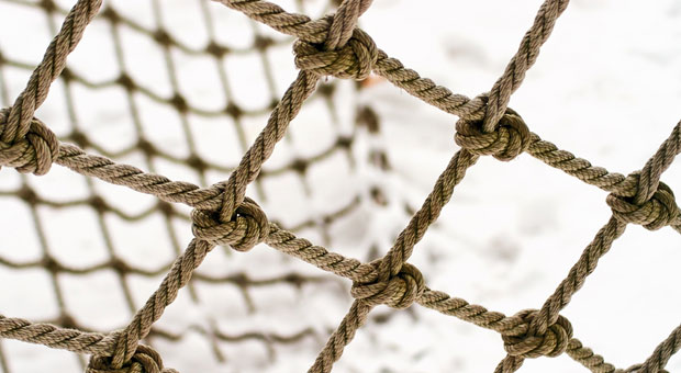 Mit Netz und doppeltem Boden: Eine Firma gründen, während man noch einen festen Job hat,  ist sicherer als eine Vollzeitgründung.