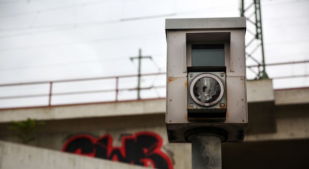 Geblitzt! Wenn der Mitarbeiter zu schnell mit dem Dienstwagen unterwegs war, kann der Arbeitgeber die Kosten für den Strafzettel von ihm zurückfordern.