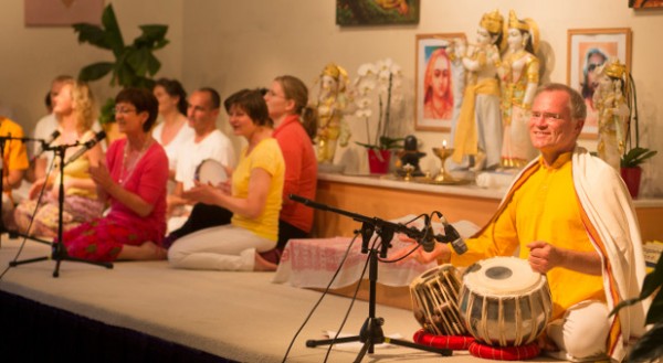 Bretz leitet täglich einen Yoga-Gottesdienst. 