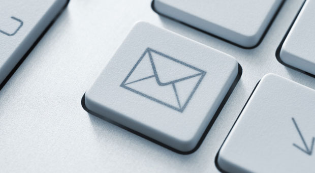 Private E-Mails am Arbeitsplatz zu schreiben, kann vom Arbeitgeber verboten, erlaubt oder geduldet werden. Auf der sicheren Seite sind Unternehmer, wenn sie klare Regeln vorgeben.