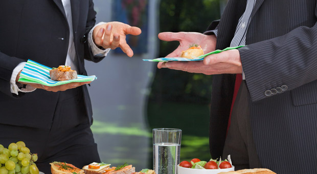 Smalltalk soll vor Besprechungen, auf Messe-Empfängen oder beim Kundenbesuch eine angenehme Atmosphäre schaffen.