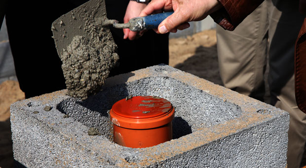 Bevor Sie den Grundstein für Ihr Unternehmen legen, sollten Sie sich überlegen, welche Rechtsform Sie wählen wollen: GbR - oder GmbH?