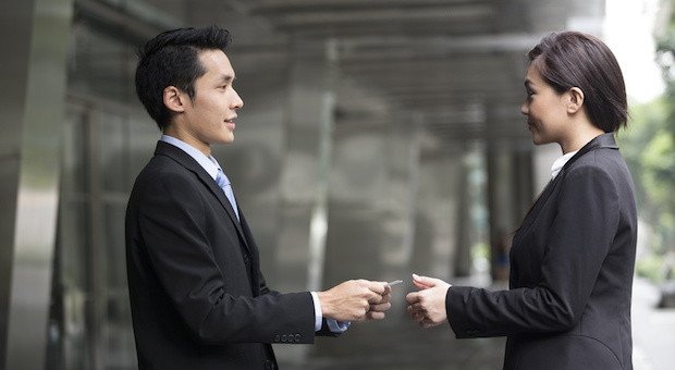 In China gilt es als respektvoll, die Visitenkarte mit beiden Händen zu überreichen.