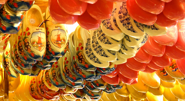 Typisch Niederlande: Holzclogs.