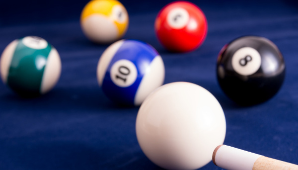 Erst wurde die Billardkugel aus Elfenbein gefertigt. Bei der Suche nach einem alternativen Material verwendete John Wesley Hyatt Kollodium.