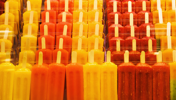 Das Eis am Stiel erfand der Amerikaner Frank Eppseron, als er als Kind ein Limonadenglas mit Löffel über Nacht draußen vergaß.