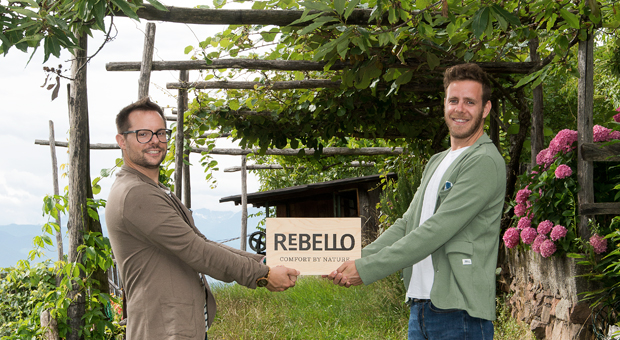 Ökorebellen: Emanuele Bacchin (links) und Daniel Tocca produzieren in Bozen T-Shirts aus innovativen Fasern.
