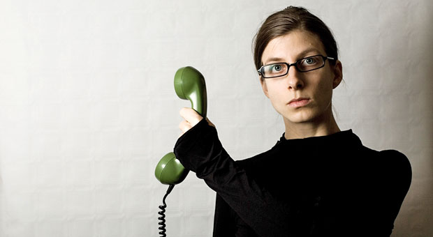 Die Sekretärin ist oft die erste Hürde bei der Telefonakquise. Mit Freundlichkeit kommt man hier oft weiter als mit Dreistigkeit.