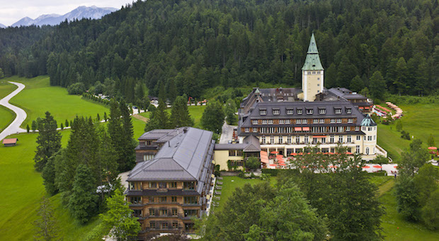 ￼Hinter sieben Bergen:
Johannes Rau erholte sich auf Schloss Elmau, Loriot schrieb hier unzählige Sketche. Im Juni 2015 ziehen Kanzlerin Angela Merkel und US-Präsident Barack Obama ein