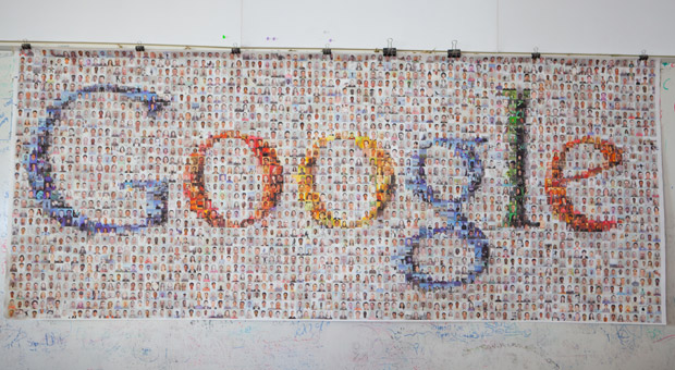 Das Logo von Google auf einem Poster im Hauptsitz des Internet-Konzerns Google in Mountain Views in Kalifornien, USA.