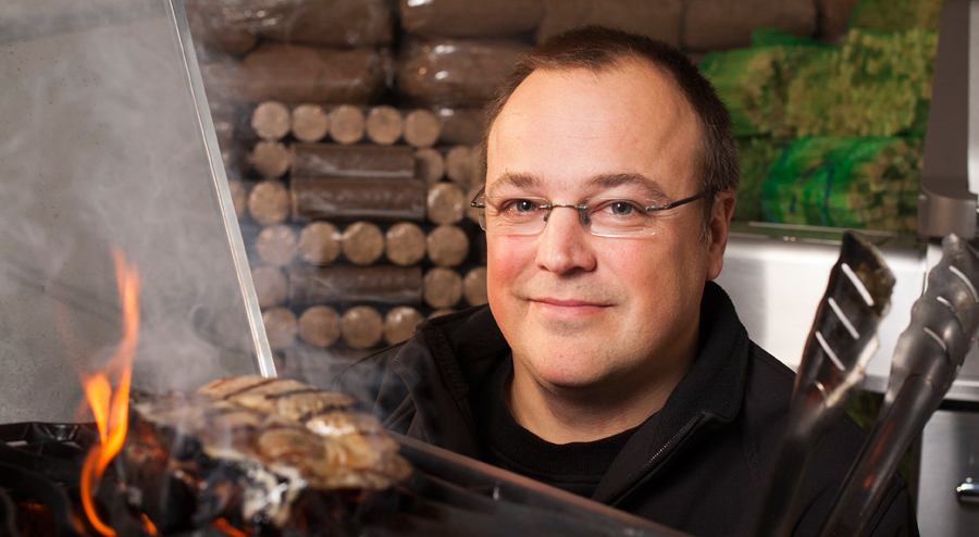 Bis vor kurzem arbeitete Jan Stefan noch als angestellter Fahrzeugentwickler - dann stieg er in das Unternehmen seines Vaters ein, die unter anderem Grillkohle verkauft.