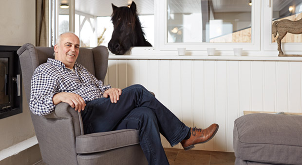 Walter Kau verbringt die Wochenende oft mit der Familie im Musterhaus in Gunneby an der Schlei. Sein Pony kann vom Stall aus direkt ins Wohnzimmer gucken