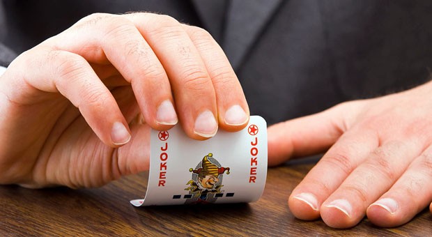 Ziehen Sie den Widerrufsjoker: Eine fehlerhafte Widerrufsbelehrung im Kreditvertrag ermöglicht es, ohne teure Vertragsstrafe aus dem Darlehen herauszukommen.