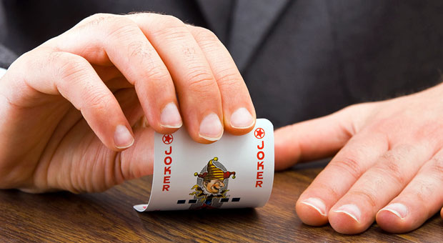 Ziehen Sie den Widerrufsjoker: Eine fehlerhafte Widerrufsbelehrung im Kreditvertrag ermöglicht es, ohne teure Vertragsstrafe aus dem Darlehen herauszukommen.