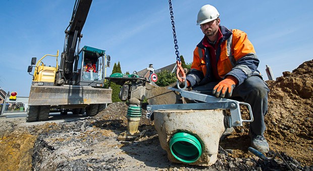 Baggerbesitzer Straßenbaumeister Paul Vogeshaus (vorne) und sein Kollege Roland Kassner sind Miteigner der Arbeitsgeräte von Heitkamp & Hülscher.