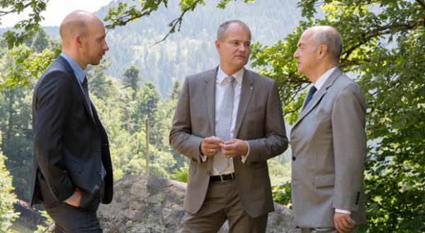 Die Unternehmer Hans-Joachim Steim (re.) und Sohn Hannes (li.) aus dem Schwarzwald kauften Junghans und machten das Traditionshaus mit Geschäftsführer Matthias Stolz wieder zu Deutschlands größtem Uhrenhersteller. (c) Peter Granser