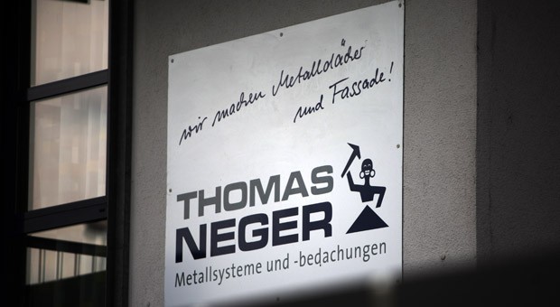 Seit vielen Jahren verwendet die Firma von Thomas Neger das Logo, das einst sein Großvater einführte. Trotz massiver Kritik will sich der Unternehmer nicht trennen.