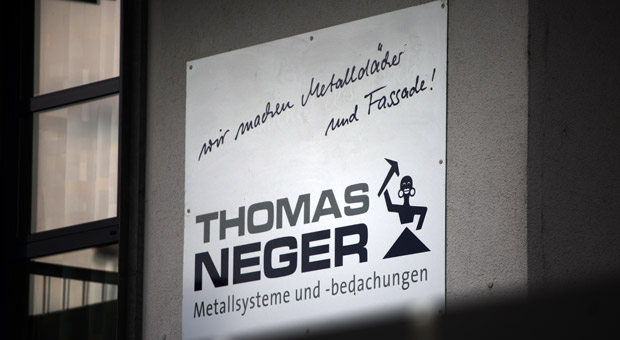 Seit vielen Jahren verwendet die Firma von Thomas Neger das Logo, das einst sein Großvater einführte. Trotz massiver Kritik will sich der Unternehmer nicht trennen.