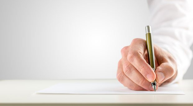 Mit dem Berliner Testament machen sich Eheleute oder Lebenspartner gegenseitig zu Alleinerben. Damit es gilt, muss es handschriftlich verfasst oder vom Notar aufgesetzt sein.