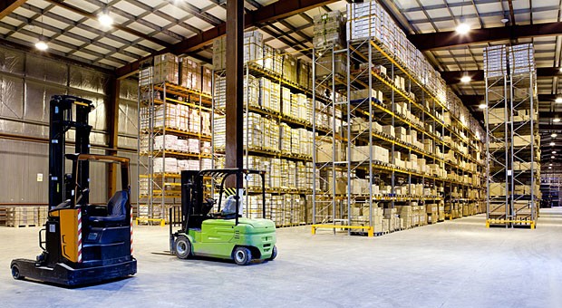 Lagerhalle ohne Fenster:   Industrie warnt vor geplanter Reform der Arbeitsschutzverordnungen