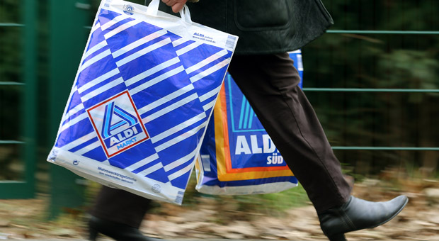 Auch Aldi gehört zu den größten Familienunternehmen in Deutschland. Der Discounter machte die Familienunternehmer Theo und Karl Albrecht  zu den reichsten Menschen Deutschlands.