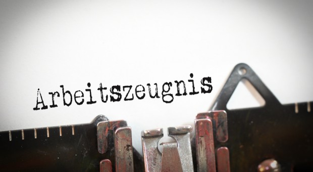 Der Schlusssatz im Arbeitszeugnis enthält häufig Dankens- und Bedauernsformeln. Anspruch darauf hat ein Arbeitnehmer aber nicht.