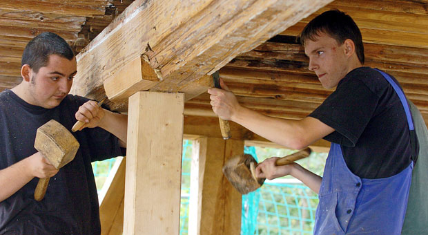 Der Staat hilft mit verschiedenen Programmen bei der Azubi-Förderung.