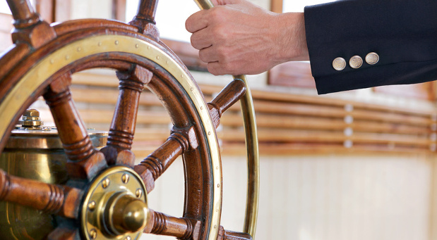 Den Mitarbeitern das Steuerrad in die Hand geben ist für den Chef nicht immer leicht, hat aber auch viele Vorteile.