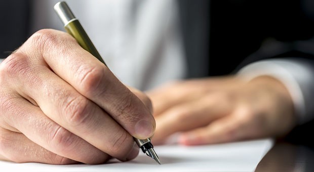 Bevor der Nachfolger in der Firma den Kaufvertrag unterschreibt, ist zu regeln, wie die Firma übertragen werden soll.