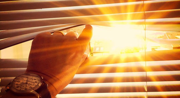 Volle Sonne im Büro? Dann helfen Jalousien - und ein Ventilator.