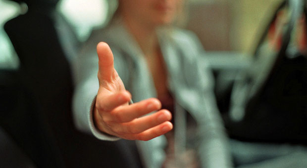 Achten Sie in Verhandlungen auf die Körpersprache - die ausgestreckte Hand wirkt offen, aber unter Umständen auch fordernd.