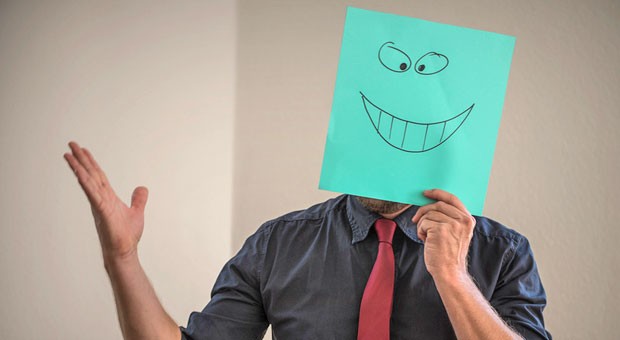 Bitte recht freundlich?  Wer in Kundengesprächen mit souveränem Auftreten überzeugen will, sollte sich das Lachen lieber verkneifen.