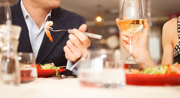 Geschäftsessen sind eine gute Gelegenheit, Geschäftspartner in entspannter Atmosphäre kennen zu lernen. Wer die Knigge-Regeln nicht beachtet, kann sich jedoch schnell blamieren.