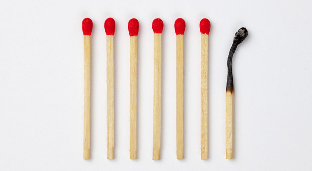 Ausgebrannt? Eine Gefährdungsbeurteilung psychischer Belastungen kann helfen, Maßnahmen gegen Burnout zu entwickeln.