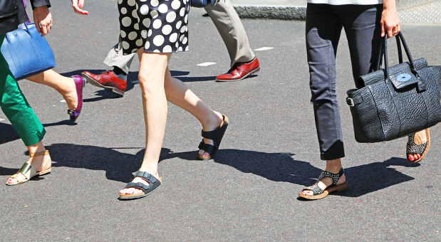 Der Dresscode kann bei Hitze gelockert werden, aber bei Schuhen, Röcken und Hemden gibt es einiges zu beachten.