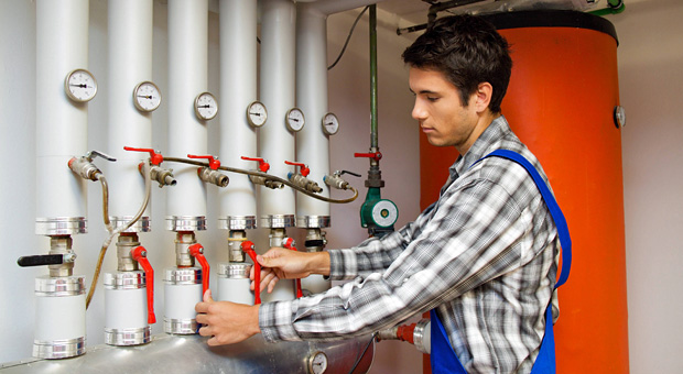 Auch Sanitär-, Heizungs- und Klimatechnik gehört zu den Berufen, in denen Fachkräftemangel herrscht.