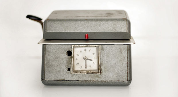 Halb vier zeigt diese Stempeluhr. Wenn Arbeitnehmer nicht so lange arbeiten wollen, haben sie laut Teilzeitgesetz Anspruch auf Teilzeitarbeit.