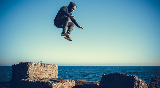 Von einer Stellenausschreibung zur nächsten: AGG-Hopper bewerben sich  bei Unternehmen und verklagen diese danach auf Schadenersatz wegen Diskriminierung.