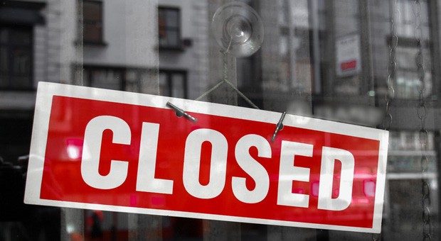 Einfach ein Schild an die Tür hängen? So leicht ist eine Firmenschließung leider nicht.