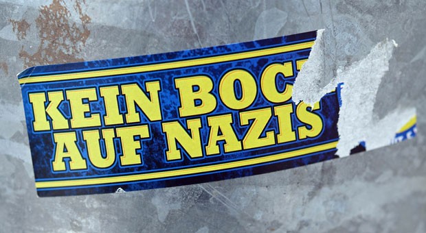 Kein Bock auf Nazis: Wer Ausländerfeindlichkeit in seinem Unternehmen unterbinden will, würde am liebsten allen Mitarbeitern mit zweifelhafter Gesinnung die Kündigung überreichen. Doch so einfach ist es nicht.