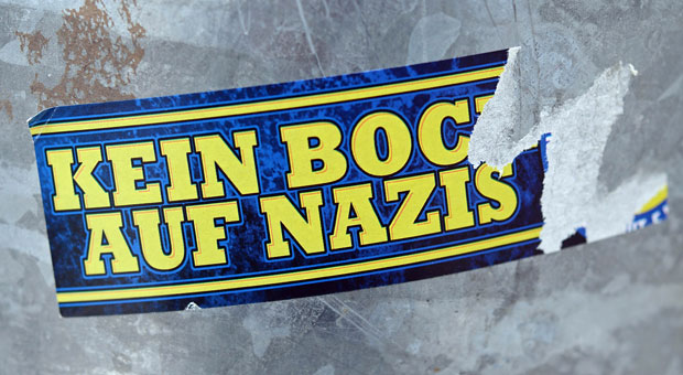 Kein Bock auf Nazis: Wer Ausländerfeindlichkeit in seinem Unternehmen unterbinden will, würde am liebsten allen Mitarbeitern mit zweifelhafter Gesinnung die Kündigung überreichen. Doch so einfach ist es nicht.
