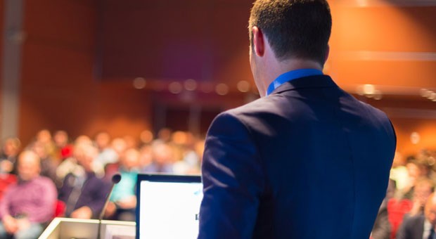 Stimmtraining hilft, Ihre Stimme aufzuwärmen - damit Sie bei der großen Rede überzeugend rüberkommen.