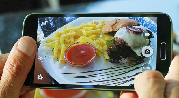Erst das Foto, dann darf gegessen werden - das ist die wichtigste Regel der "Food Porn"-Anhänger.