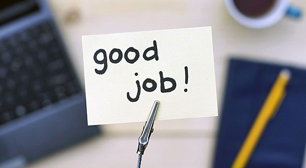 Ein Zettel auf einem Schreibtisch, auf dem "good job" steht.