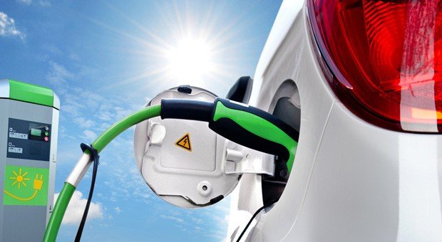 Stromtankstellen sind in Deutschland immer noch Mangelware. Doch mit seinem E-Auto kann man seine Ladestation auch in der eigenen Garage installieren: mit einer Wallbox.