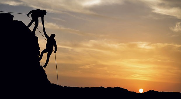 Vertrauensbildende Maßnahme: Am Berg muss ein Bergsteiger dem anderen vertrauen können. Doch auch für Unternehmen ist eine funktionierende Vertrauenskultur wichtig.