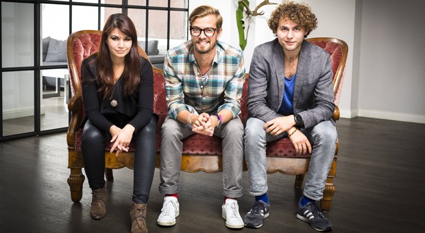 Wollen gemeinsam die "von Jungfeld"-Erfolgsgeschichte "stricken": TV-Moderator Joko Winterscheidt (Mitte) und die Gründer Maria Pentschev und Lucas Pulkert.
