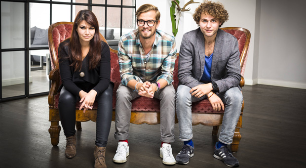 Wollen gemeinsam die "von Jungfeld"-Erfolgsgeschichte "stricken": TV-Moderator Joko Winterscheidt (Mitte) und die Gründer Maria Pentschev und Lucas Pulkert.